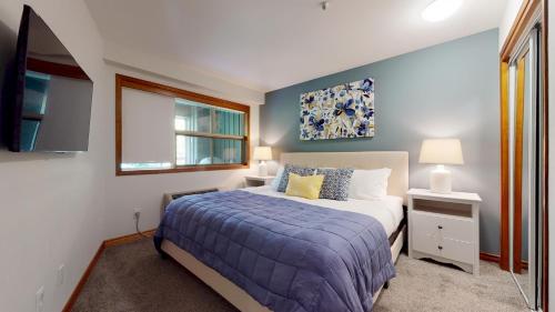 ASPENS 419 Prime Ski-InOut Location 2BDR Luxury Condo Pool Hot Tub in Whistler, Canada