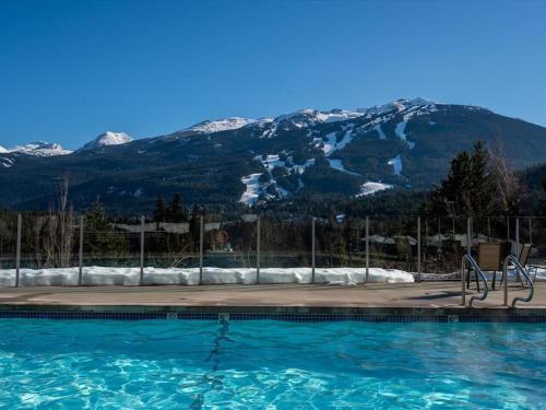 Blueberry2BDR LuxuryPool Hot TubBest Views in Whistler, Canada
