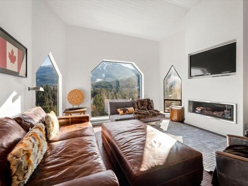 Blueberry2BDR LuxuryPool Hot TubBest Views in Whistler, Canada