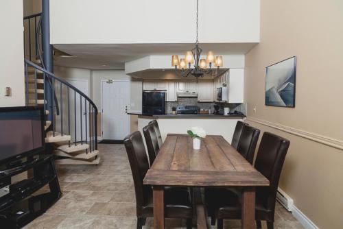 POWDERHORN 309 Spacious 3BR Condo Roof Top Hot Tub Shuttle To Lifts in Whistler, Canada