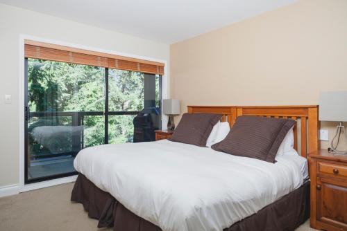 POWDERHORN 309 Spacious 3BR Condo Roof Top Hot Tub Shuttle To Lifts in Whistler, Canada