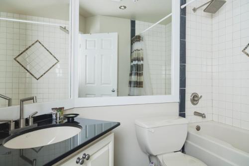 POWDERHORN 309 Spacious 3BR Condo Roof Top Hot Tub Shuttle To Lifts in Whistler, Canada