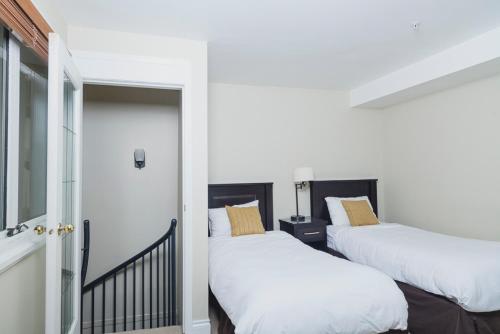 POWDERHORN 309 Spacious 3BR Condo Roof Top Hot Tub Shuttle To Lifts in Whistler, Canada