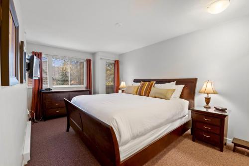 Spacious Floor Plan Family Townhome Village Location Common Hot Tub in Whistler, Canada
