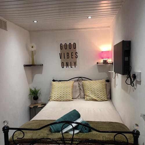 Le Hub - 1BR Apartment - Sleeps 2 - WiFi, Leeds