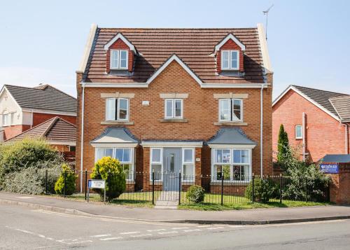 5 Bed Detached House- Sleeps 14 & 11 Beds, Torquay
