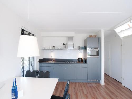 Konyha, Modern design lodge with combi microwave, in national park in Tholen