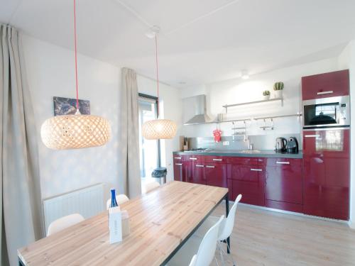 Konyha, Modern design lodge with combi microwave, in national park in Tholen