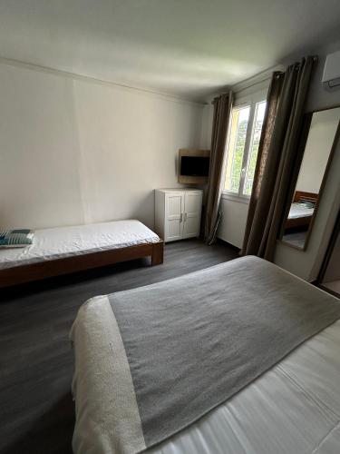 3 twin beds