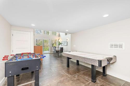 Unique 4BR Into The Woods - Fire Pit home in Independence, USA