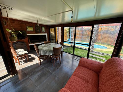 Casa moderna con piscina climatizada a metros del mar y las sierras en Bella Vista-Piriapolis (Casa con piscina climatizada cubierta, un refugio de paz tanto en invierno como en verano, a metros ) in Bella Vista
