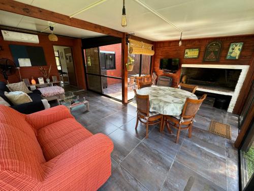 Casa moderna con piscina climatizada a metros del mar y las sierras en Bella Vista-Piriapolis (Casa con piscina climatizada cubierta, un refugio de paz tanto en invierno como en verano, a metros ) in Bella Vista