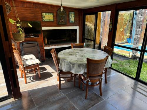 Casa moderna con piscina climatizada a metros del mar y las sierras en Bella Vista-Piriapolis in Bella Vista