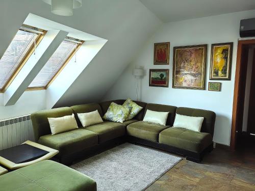 Hristy's 2 Bedroom Spacious Apartment plus GARAGE!!! - Tap to explore photos