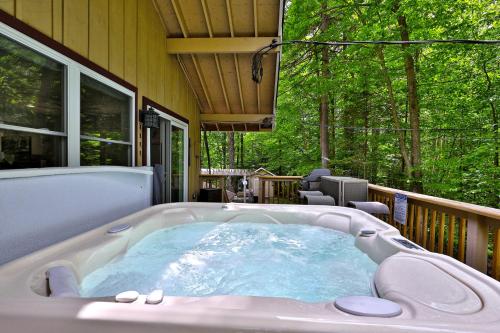 Fun In Fun Out Ski Home - Upper Unit, Renovated 3BR-2BA, Hot Tub, Lift Tickets in Killington, USA