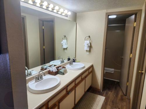 Charming 2-Bedroom Condo with Loft - Scenic Views - Stairs Required - FREE ATTRACTION TICKETS - FC40-9 in Branson, USA