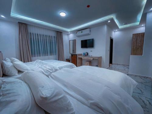 Deluxe Triple Room image 9