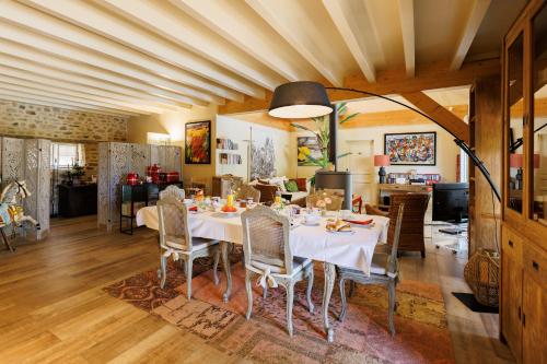 Food and beverages, Maison d'hotes Les jardins Saint Eloi in Le Lonzac