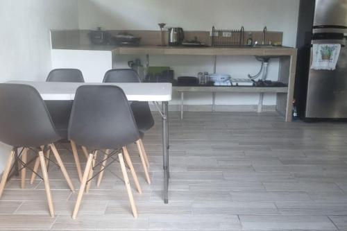 Cabinas Guacamaya in Cabuya