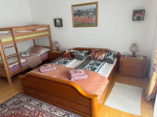 2 bedrooms, 3 beds