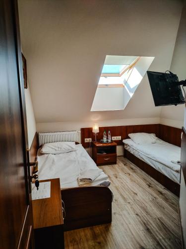 2 twin beds