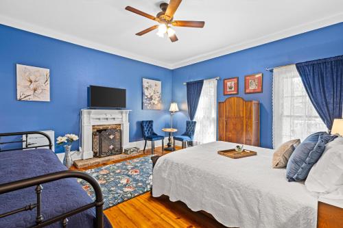 1 queen bed, 1 twin bed