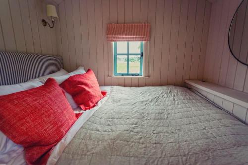 Luxury hut on the River Arle