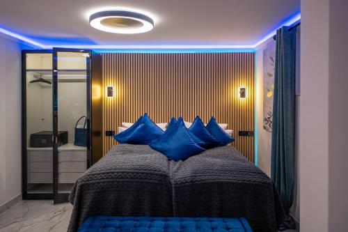 4 twin beds, 1 sofa bed