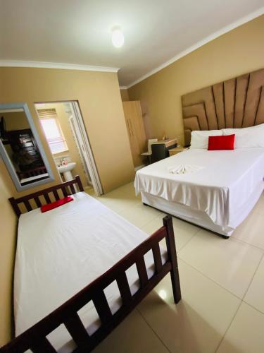 Sky city luxury guest house in Katlehong