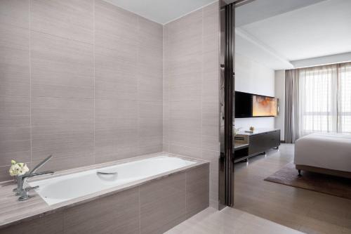 Executive Suite image 5