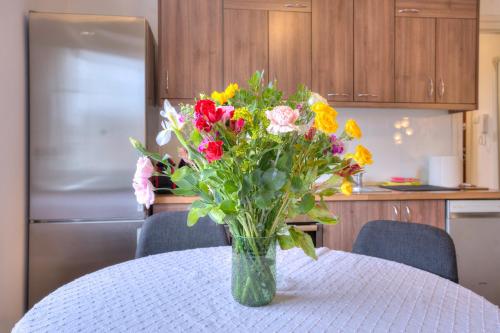 One-Bedroom Apartment image 5