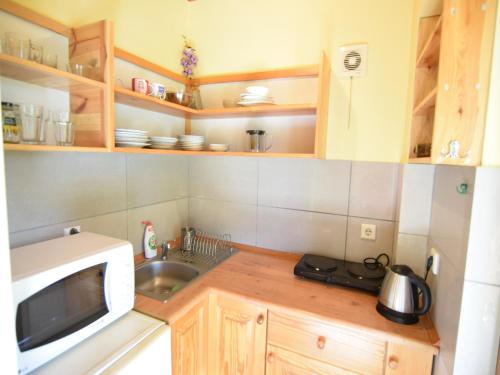 virtuve, Holiday Home near Lake Mausz, Kashubia in Karłowo