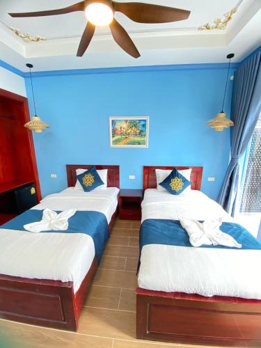 Twin Room with Balcony image 10