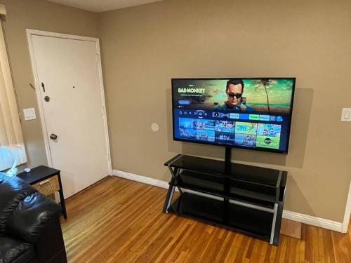 Entire Urban House Getaway Newly Remodeled thumb 2