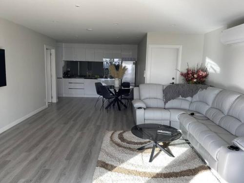 Modern and Private guest house in east auckland in Golflands