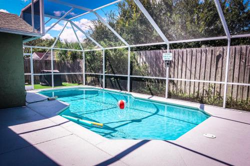 Heated pool house w mini golf 10 min to Disney