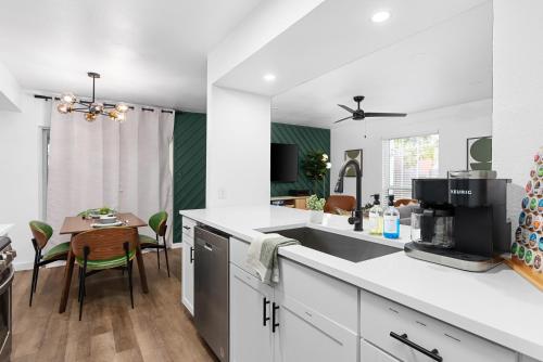 Downtown Austin - Workspace, Near SoCo 2BR in Austin, USA