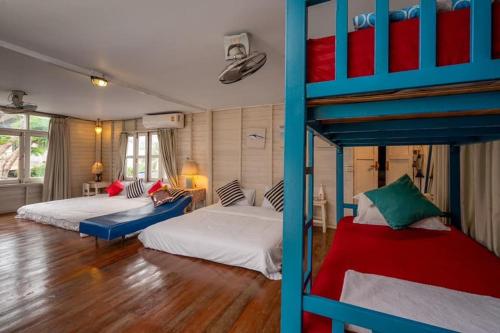 1 king bed, 1 queen bed, 1 bunk bed
