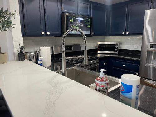 Central LA GATED Community 4 beds home in Commerce, USA