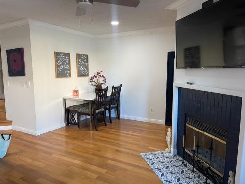 Central LA GATED Community 4 beds home in Commerce, USA