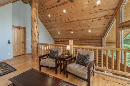 Bearfoot Chalet by NW Comfy Cabins