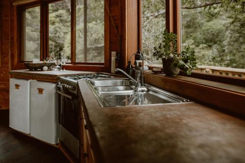 AWAY Treehouse & Forest SPA in جزيرة وايهيك