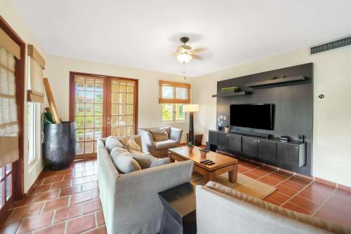 Family Villa Oleana Waterviews Oceanfront with water and generator - main image