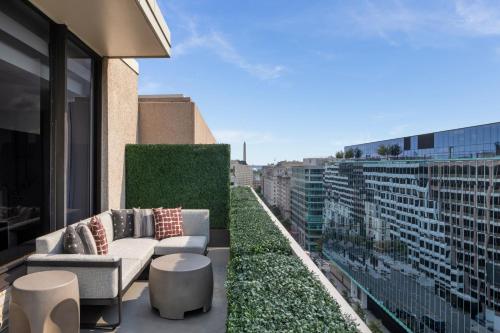 The Madison a Hilton Hotel - image 2