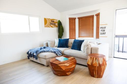 Walk to Beach,Downtown, Modern 2BD Condo! Patio in Huntington Beach, USA