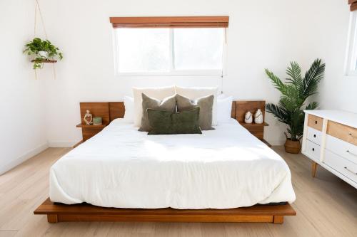 Walk to Beach,Downtown, Modern 2BD Condo! Patio in Huntington Beach, USA