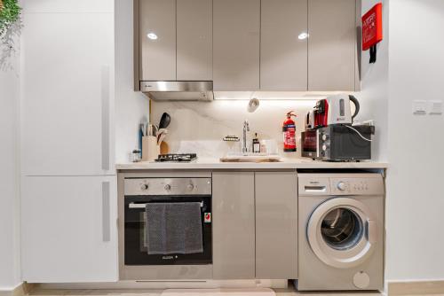 Lovely Apt Near The Burj with Pool, Gym & BBQ Area, Dubai (Foto 7)