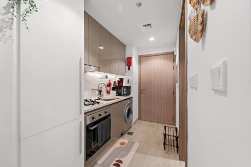 Lovely Apt Near The Burj with Pool, Gym & BBQ Area, Dubai (Foto 8)