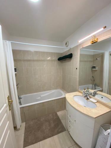 Le Grand Palais de la Méditerranée - Luxury 2BR in Hyatt Residence, Direct Beach Access, Promenade des Anglais - Top Choice In Nice, Niza (foto 10)