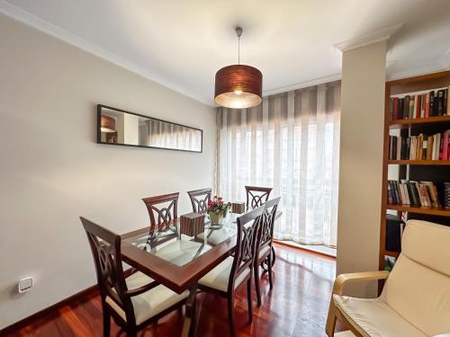 Apartamento completo, amplio, muy iluminado y con plaza de garaje incluida.